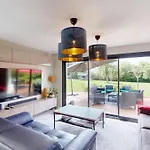 Villa de charme avec parc de 3000m2 à 5 min de Deauville Casa de Férias *