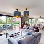 Villa de charme avec parc de 3000m2 à 5 min de Deauville Casa de Férias *